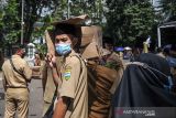 Sejumlah perangkat desa yang tergabung dalam Persatuan Perangkat Desa Indonesia (PPDI) berunjuk rasa di depan Gedung Sate, Bandung, Jawa Barat, Senin (6/12/2021). Mereka menuntut agar Pemerintah Provinsi Jawa Barat dapat menambah tunjangan aparatur pemerintah desa melalui bantuan keuangan provinsi. ANTARA FOTO/Raisan Al Farisi/agr