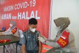 Petugas menyuntikan vaksin COVID-19 kepada pelajar di gedung Taman Budaya, Banda Aceh, Aceh, Senin (6/12/2021). Pemerintah akan melakukan vaksinasi  COVID-19 dosis ketiga atau booster/penguat secara paralel pada Januari 2022 untuk sebagian masyarakat secara gratis dan sebagian lainnya berbayar. ANTARA FOTO/Ampelsa
