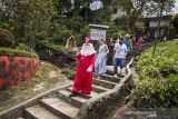 Sejumlah anggota Angkatan Muda Ranting 6 Cabang Bethel Ambon melaksanakan tradisi Santa Claus di daerah Belakang Soya, Kota Ambon, Provinsi Maluku, Minggu (5/12/2021). (ANTARA FOTO/FB Anggoro)