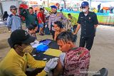Sejumlah nelayan mengikuti vaksinasi COVID-19 usai melakukan bongkar ikan di tempat pelelangan ikan Karangsong, Indramayu, Jawa Barat, Senin (6/12/2021). Vaksinasi COVID-19 bagi nelayan itu guna mengejar herd immunity atau kekebalan kelompok tuntas pada Desember 2021 dengan target 32 juta jiwa untuk wilayah Jawa Barat. ANTARA FOTO/Dedhez Anggara/agr