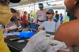 Sejumlah nelayan mengikuti vaksinasi COVID-19 usai melakukan bongkar ikan di tempat pelelangan ikan Karangsong, Indramayu, Jawa Barat, Senin (6/12/2021). Vaksinasi COVID-19 bagi nelayan itu guna mengejar herd immunity atau kekebalan kelompok tuntas pada Desember 2021 dengan target 32 juta jiwa untuk wilayah Jawa Barat. ANTARA FOTO/Dedhez Anggara/agr