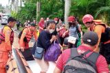 Wisatawan meninggalkan hotel akibat banjir di Senggigi Lombok