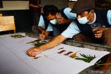 Warga binaan membuat batik lukis di Lembaga Pemasyarakatan (Lapas) Kelas 1 Madiun, Jawa Timur, Senin (6/12/2021). Lapas kelas 1 Madiun memberikan pelatihan dan memfasilitasi 15 orang warga binaanya untuk membuat batik lukis guna membekali keterampilan sehingga setelah selesai menjalani masa hukuman dan keluar dari lapas bisa bekerja secara mandiri. Antara Jatim/Siswowidodo/Zabur Karuru