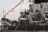 HARI ARMADA DI KOARMADA II. Sejumlah prajurit TNI Angkatan Laut mengikuti Upacara Hari Armada di Koarmada II, Surabaya, Jawa Timur, Senin (6/12/2021). Dalam peringatan Hari Armada di Koarmada II tersebut juga digelar demonstrasi yang dilakukan oleh gabungan pasukan khusus dari TNI dan Polri serta aksi terjun payung. ANTARA FOTO/Didik SuhartonoANTARA FOTO/Didik Suhartono (ANTARA FOTO/Didik Suhartono)