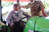 Pemkab bersama DPRD Polewali Mandar salurkan alsintan kepada 22 petani