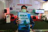 Pekerja menunjukkan produk Pertadex Standar Euro 5 usai peluncuran perdana di Balongan, Indramayu, Jawa Barat, Selasa (7/12/2021).  PT Kilang Pertamina Internasional Unit VI Balongan meluncurkan produk baru Pertadex Sulphur 10 ppm (Ultra Low Sulphur Diesel) yang diyakini setara EURO 5 dengan Cetane Number 53 yang dapat memaksimalkan pembakaran untuk performa mesin. ANTARA FOTO/Dedhez Anggara/agr