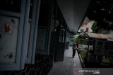 Seorang siswa berjalan di lorong kelas saat melaksanakan pembelajaran tatap muka terbatas (PTMT) di SDN 065 Cihampelas, Bandung, Jawa Barat, Selasa (6/12/2021). Pemerintah Kota Bandung menyatakan sebanyak 778 sekolah berbagai jenjang siap untuk menggelar PTMT gelombang tiga yang saat ini sedang menunggu hasil verifikasi. ANTARA FOTO/Raisan Al Farisi/agr