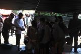 Presiden Joko Widodo (kedua kiri) mengunjungi korban bencana Gunung Semeru di posko pengungsian Desa Sumberwuluh, Candipuro, Lumajang, Jawa Timur, Selasa (7/12/2021). Dalam kunjungan tersebut presiden menyapa, berdialog dan memberikan dukungan kepada korban letusan Gunung Semeru. Antara Jatim/Seno/Zabur Karuru.