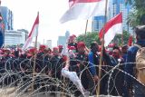 Buruh paksa terobos barikade polisi di Jalan  Merdeka Barat