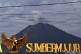 Patung Garuda Pancasila dengan latar Gunung Semeru di Desa Sumbermujur, Candipuro, Lumajang, Jawa Timur, Rabu (8/12/2021). Pusat Vulkanologi dan Mitigasi Bencana Geologi (PVMBG) menghimbau agar masyarakat tidak beraktivitas dalam radius 1 Km dari kawah Gunung Semeru dan jarak 5 kilometer arah bukaan kawah di sektor tenggara Ð selatan, serta mewaspadai awan panas guguran, guguran lava, dan lahar di sepanjang aliran sungai yang berhulu di puncak Gunung Semeru. Antara Jatim/Zabur Karuru/zk