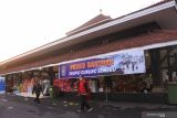  Relawan menjaga bantuan korban bencana Gunung Semeru di Pendopo Arya Wiraraja Lumajang, Jawa Timur, Rabu (8/12/2021). Sejumlah bantuan untuk korban Gunung Semeru mulai berdatangan yang terkumpul di pendopo tersebut sebelum didistribusikan ke warga terdampak. Antara Jatim/Seno
