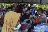 Sejumlah warga berusia lanjut mengikuti vaksinasi COVID-19 saat Gerai Vaksinasi Presisi di Alun-alun Ciamis, Jawa Barat, Rabu (8/12/2021). Pemerintah menargetkan capaian vaksinasi COVID-19 dosis pertama bagi orang lanjut usia (lansia) sebanyak 21.553.118 orang dan baru mencapai 11.727.829 orang atau 54,41 persen. ANTARA FOTO/Adeng Bustomi/agr