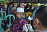 Sejumlah warga berusia lanjut mengikuti vaksinasi COVID-19 saat pelaksanaan gerai Vaksinasi Presisi di Alun-alun Ciamis, Jawa Barat, Rabu (8/12/2021). Pemerintah menargetkan capaian vaksinasi COVID-19 dosis pertama bagi orang lanjut usia (lansia) sebanyak 21.553.118 orang dan baru mencapai 11.727.829 orang atau 54,41 persen. ANTARA FOTO/Adeng Bustomi/agr

