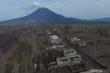 Foto udara kondisi pemukiman di Dusun Curah Kobokan, Pronojiwo, Lumajang, Jawa Timur, Rabu (8/12/2021). Dusun Curah Koboan merupakan salah satu lokasi terparah terdampak awan panas guguran Gunung Semeru dan salah satu dusun terdekat dengan kawah Gunung Semeru. Antara Jatim/Zabur Karuru/zk