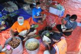 Petugas Badan Penanggulangan Bencana Daerah (BPBD) Situbondo membungkus makan untuk pengungsi Gunung Semeru di Desa Jarit, Candipuro, Lumajang, Jawa Timur, Rabu (8/12/2021). Petugas penanggulangan bencana Gunung Semeru masih melakukan penanganan darurat bencana Gunung Semeru di hari kelima, seperti pemenuhan logistik warga, juga pemeriksaan kesehatan.
Antara Jatim/Seno/ZK