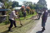 TNI/Polri bersama warga Urfas 3 Waropen Papua bersihkan bahu jalan