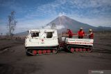 Mobil Hagglund PMI menyusuri aliran guguran awan panas Gunung Semeru di Curah Koboan, Pronojiwo, Jawa Timur, Rabu (8/12/2021). Pencarian korban guguran awan panas Gunung Semeru difokuskan di sejumlah titik di antaranya Kajar Kuning, Curah Kobokan dan Gladak Perak. Antara Jatim/Umarul Faruq/zk