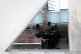 Peserta mengikuti ujian seleksi tahap II penerimaan Pegawai Pemerintah dengan Perjanjian Kerja (PPPK) khusus guru di SMKN 1 Kota Blitar, Jawa Timur, Rabu (8/12/2021). Sebanyak 417 peserta mengikuti seleksi ujian PPPK khusus guru Tahap II didaerah itu, yang digelar sejak tanggal 7 hingga 10 Desember mendatang, yang nantinya akan diterima sebanyak 39 orang. Antara Jatim/Irfan Anshori/ZK