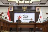 Wakil Ketua Umum Palang Merah Indonesia (PMI) Ginandjar Kartasasmita (kanan) dan Wakil Presiden Komite Internasional Palang Merah (ICRC) Gilles Carbonnier memberikan keterangan kepada wartawan di Kantor PMI Pusat, Jakarta, Selasa (7/12/2021). PMI dan ICRC berkomitmen untuk memperkuat kerja sama dalam pelayanan kemanusiaan yang terwujud dari terselenggaranya sosialisasi hukum humaniter, dukungan korban gangguan keamanan dan tanggap situasi darurat, operasi katarak serta vaksinasi COVID-19 di Indonesia bagian timur. ANTARA FOTO/Sigid Kurniawan/wsj.
