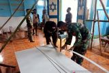 Satgas TNI Yonif 123 membantu renovasi gereja di perbatasan RI-PNG