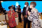 Menteri Luar Negeri Retno Marsudi (kiri) berbicara dengan delegasi dari berbagai negara saat pertemuan Bali Democracy Forum (BDF) ke-14 di Nusa Dua, Badung, Bali, Kamis (9/12/2021). Kegiatan yang mengangkat tema 'Democracy for Humanity: Advancing Economic and Social Justice during the Pandemic' tersebut diikuti 335 peserta dari 95 negara dan empat Organisasi Internasional yang hadir secara fisik maupun secara virtual sebagai ajang untuk saling belajar tentang nilai-nilai keseteraan, inklusivitas, dan keadilan dapat membantu pemulihan dari pandemi COVID-19. ANTARA FOTO/Nyoman Hendra Wibowo/nym.