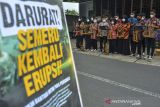 Sejumlah pelajar memainkan alat musik tradisional angklung di Cikoneng, Kabupaten Ciamis, Jawa Barat, Kamis (9/12/2021). Pementasan musik angklung oleh Sanggar Seni Hanjuang Beureum tersebut sebagai bentuk kepedulian terhadap warga terdampak letusan Gunung Semeru. ANTARA FOTO/Adeng Bustomi/agr