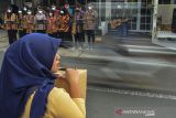 Sejumlah pelajar memainkan alat musik tradisional angklung di Cikoneng, Kabupaten Ciamis, Jawa Barat, Kamis (9/12/2021). Pementasan musik angklung oleh Sanggar Seni Hanjuang Beureum tersebut sebagai bentuk kepedulian terhadap warga terdampak letusan Gunung Semeru. ANTARA FOTO/Adeng Bustomi/agr
