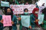 Sejumlah aktivis perempuan Korps HMI-Wati menggelar aksi stop kekerasan dan pelecehan seksual terhadap perempuan di Lhokseumawe, Aceh, Kamis (9/12/2021). Dalam aksi tersebut mereka memprotes kejahatan pelecehan seksual yang masih sering terjadi terhadap perempuan serta mendesak aparat penegak hukum bertindak tegas terhadap pelaku kejahatan pelecehan seksual. ANTARA FOTO/Rahmad