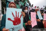 Sejumlah aktivis perempuan Korps HMI-Wati menggelar aksi stop kekerasan dan pelecehan seksual terhadap perempuan di Lhokseumawe, Aceh, Kamis (9/12/2021). Dalam aksi tersebut mereka memprotes kejahatan pelecehan seksual yang masih sering terjadi terhadap perempuan serta mendesak aparat penegak hukum bertindak tegas terhadap pelaku kejahatan pelecehan seksual. ANTARA FOTO/Rahmad