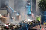 Petugas membakar rokok tanpa pita cukai saat pemusnahan di Kantor Pengawasan dan Pelayanan Bea dan Cukai, Kota Kediri, Jawa Timur, Jumat (10/12/2021). Pemusnahan produk tembakau ilegal dan sejumlah barang impor yang menyalahi ketentuan kepabeanan senilai Rp264 juta tersebut merupakan hasil penindakan sepanjang tahun 2021. Antara Jatim/Prasetia Fauzani/ZK