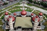 Foto udara Masjid Agung Baitul Makmur Meulaboh di Desa Seuneubok, Johan Pahlawan, Aceh Barat, Aceh, Jumat (10/12/2021). Masjid Agung Baitul Makmur Meulaboh yang dibangun pada tahun 1987 dengan arsitektur perpaduan Timur Tengah, Asia dan Aceh dan memiliki daya tampung jamaah 7.000 orang tersebut merupakan salah satu objek wisata religius terbesar dan termegah di pantai barat sekaligus termasuk dalam daftar 100 masjid terindah di Indonesia. ANTARA FOTO/Syifa Yulinnas/aww.