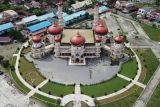 Foto udara Masjid Agung Baitul Makmur Meulaboh di Desa Seuneubok, Johan Pahlawan, Aceh Barat, Aceh, Jumat (10/12/2021). Masjid Agung Baitul Makmur Meulaboh yang dibangun pada tahun 1987 dengan arsitektur perpaduan Timur Tengah, Asia dan Aceh dan memiliki daya tampung jamaah 7.000 orang tersebut merupakan salah satu objek wisata religius terbesar dan termegah di pantai barat sekaligus termasuk dalam daftar 100 masjid terindah di Indonesia. ANTARA FOTO/Syifa Yulinnas/aww.