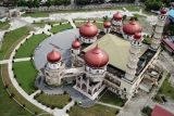 Foto udara Masjid Agung Baitul Makmur Meulaboh di Desa Seuneubok, Johan Pahlawan, Aceh Barat, Aceh, Jumat (10/12/2021). Masjid Agung Baitul Makmur Meulaboh yang dibangun pada tahun 1987 dengan arsitektur perpaduan Timur Tengah, Asia dan Aceh dan memiliki daya tampung jamaah 7.000 orang tersebut merupakan salah satu objek wisata religius terbesar dan termegah di pantai barat sekaligus termasuk dalam daftar 100 masjid terindah di Indonesia. ANTARA FOTO/Syifa Yulinnas/aww.
