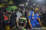 Keluarga dan kerabat mengusung peti jenazah almarhum Walikota Bandung Oded M Danial di Pemakaman Gunung Mbah Dalem, Lengkong Kota Tasikmalaya, Jawa Barat, Jumat (10/12/2021). Walikota Bandung periode 2018-2023 tersebut meninggal di usia 60 tahun saat mengikuti kegiatan rutin menjadi khatib sholat Jumat di Masjid Mujahidin, Kota Bandung. ANTARA FOTO/Adeng Bustomi/agr