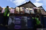 Pekerja menurunkan bantuan tanggap darurat kepada warga yang terdampak awan panas guguran Gunung Semeru di Lumajang, Jawa Timur, Sabtu (11/12/2021). Bantaun dari GoTo bersama Yayasan Anak Bangsa Bisa (YABB) berupa paket sembako, selimut, kasur, tikar, terpal, kebutuhan balita dan makanan dalam kemasan tersebut selanjutnya akan didistribusikan pemerintah setempat ke sejumlah posko pengungsian. Antara Jatim/Zabur Karuru