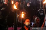 Mahasiswa Fakultas Hukum Unimal mengikuti aksi pawai obor memperingati Hari Hak Asasi Manusia (HAM) Sedunia di Lhokseumawe, Aceh, Jumat (10/12/2020). Mahasiswa mendesak pemerintah dan Komnas HAM untuk menuntaskan sejumlah kasus pelanggaran HAM yang pernah terjadi di Aceh dan daerah lainnya di Indonesia. ANTARA/Rahmad