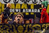 Seniman Dalang Edan yang tergabung dalam group Topeng Banjet Dewi Asmara memainkan wayang saat mementaskan 