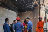 Petugas Gulkarmat cari pekerja  tercebur tangki septik di Cakung
