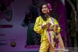 Model memperagakan busana sasirangan khas Kalsel berhias anggrek saat Meratus Orchid Show ke 9 di Taman Nol Km, Banjarmasin, Kalimantan Selatan, Senin (13/12/2021). Kegiatan fashion show dengan tema anggrek tersebut dalam rangka mempromosikan keunggulan daerah sekaligus memperkenalkan flora khususnya tanaman anggrek Kalimantan Selatan pada sektor pariwisata dan ekonomi kreatif. ANTARA FOTO/Bayu Pratama S.