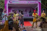 Model memperagakan busana sasirangan khas Kalsel berhias anggrek saat Meratus Orchid Show ke 9 di Taman Nol Km, Banjarmasin, Kalimantan Selatan, Senin (13/12/2021). Kegiatan fashion show dengan tema anggrek tersebut dalam rangka mempromosikan keunggulan daerah sekaligus memperkenalkan flora khususnya tanaman anggrek Kalimantan Selatan pada sektor pariwisata dan ekonomi kreatif. ANTARA FOTO/Bayu Pratama S.