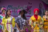 Model memperagakan busana sasirangan khas Kalsel berhias anggrek saat Meratus Orchid Show ke 9 di Taman Nol Km, Banjarmasin, Kalimantan Selatan, Senin (13/12/2021). Kegiatan fashion show dengan tema anggrek tersebut dalam rangka mempromosikan keunggulan daerah sekaligus memperkenalkan flora khususnya tanaman anggrek Kalimantan Selatan pada sektor pariwisata dan ekonomi kreatif. ANTARA FOTO/Bayu Pratama S.