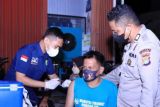 Polres Majene percepat vaksinasi COVID-19 dengan menyasar pasar malam dan kafe