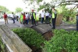 Bupati Lampung Selatan minta OPD terkait segera perbaiki jembatan ambrol di Way Urang
