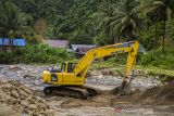 Operator alat berat menata material pembuatan tanggul sungai di Desa Datar Ajab, Kabupaten Hulu Sungai Tengah, Kalimantan Selatan, Senin (13/12/2021). Pemerintah daerah setempat berupaya mngantisipasi ancaman banjir yang kerap terjadi di wilayah itu dengan membuat tanggul sungai di daerah hulu sungai. ANTARA FOTO/Bayu Pratama S.