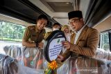 Gubernur Jawa Barat Ridwan Kamil (kanan) bersama Plt Bupati Kabupaten Bandung Barat Hengky Kurniawan (kiri) meninjau bus operasional bagi buruh saat serah terima bus di Gedung Sate, Bandung, Jawa Barat, Senin (13/12/2021). Pemerintah Provinsi Jawa Barat memberikan bus operasional bagi buruh atau karyawan kepada dua kepala daerah yaitu Kabupaten Bandung Barat dan Kabupaten Indramayu guna meningkatkan pelayanan transportasi pekerja migran dan pekerja buruh. ANTARA FOTO/Raisan Al Farisi/agr