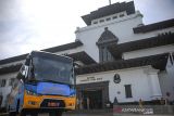 Sebuah bus operasional bagi buruh berada di halaman Gedung Sate, Bandung, Jawa Barat, Senin (13/12/2021). Pemerintah Provinsi Jawa Barat memberikan bus operasional bagi buruh atau karyawan kepada dua kepala daerah yaitu Kabupaten Bandung Barat dan Kabupaten Indramayu guna meningkatkan pelayanan transportasi pekerja migran dan pekerja buruh. ANTARA FOTO/Raisan Al Farisi/agr