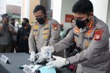 Kabid Humas Polda Metro Jaya Kombes Pol Endra Zulpan (kanan) didampingi Kapolres Tangerang Selatan AKBP Iman Imanuddin (kiri) menunjukan barang bukti kejahatan narkoba jenis sabu yang dilakukan artis sinetron Bobby Joseph saat pers rilis di Mapolres Tangerang Selatan, Serpong, Tangerang Selatan, Banten, Senin (13/12/2021). Selain pengguna narkoba, Bobby Joseph juga diduga menjadi pengedar narkoba jenis ganja gorila atau ganja sintetis yang dijual secara daring di media sosial. ANTARA FOTO/Muhammad Iqbal/wsj.