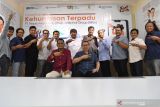 Asmen Pemberitaan Antara Jatim Didik Kusbiantoro (enam kiri) dan Direktur Human Resource and General Affair PT RMI Bobby S. Laluyan (enam kanan)  berfoto bersama dengan peserta di sela pembukaan Pelatihan Kehumasan Terpadu RMI di Galeri Antara Jatim, Surabaya, Jawa Timur, Rabu (15/12/2021). Pelatihan yang digelar Antara Jatim bersama Lembaga Pendidikan Antara (LPA) selama tiga hari tersebut diharapkan dapat menambah wawasan peserta terkait kehumasan dan jurnistik. Antara Jatim/Zabur Karuru