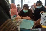Petugas medis memeriksa kesehatan  warga dari kelompok pralanjut usia dan warga lanjut usia di Pos Pelayanan Kesehatan Terpadu, Desa Lambhuk, Kecamatan Ulee Kareueng, Banda Aceh, Aceh, Rabu (15/12/2021). Pemeriksaan kesehatan yang dilakuan secara rutin setiap bulan itu merupakan program nasional untuk mencegah penyakit beresiko terhadap kelompok lansia yang rentan terhadap berbagai penyakit, termasuk COVID-19. ANTARA FOTO/Ampelsa