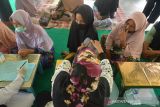 Petugas medis memeriksa kesehatan  warga dari kelompok pralanjut usia dan warga lanjut usia di Pos Pelayanan Kesehatan Terpadu, Desa Lambhuk, Kecamatan Ulee Kareueng, Banda Aceh, Aceh, Rabu (15/12/2021). Pemeriksaan kesehatan yang dilakuan secara rutin setiap bulan itu merupakan program nasional untuk mencegah penyakit beresiko terhadap kelompok lansia yang rentan terhadap berbagai penyakit, termasuk COVID-19. ANTARA FOTO/Ampelsa